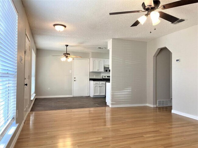 Foto del edificio - 6059 Shadydale Ct