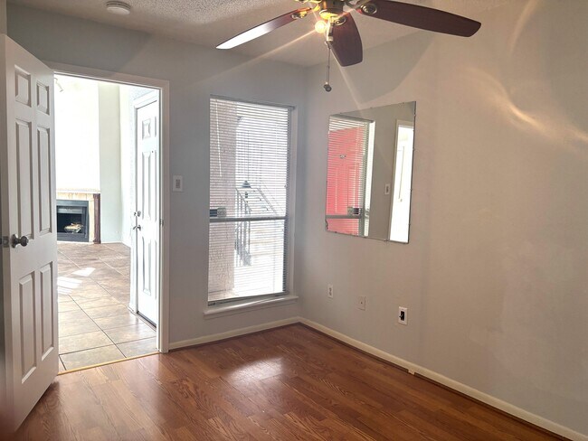 Foto del edificio - 10855 Meadowglen Ln