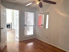 Building Photo - 10855 Meadowglen Ln
