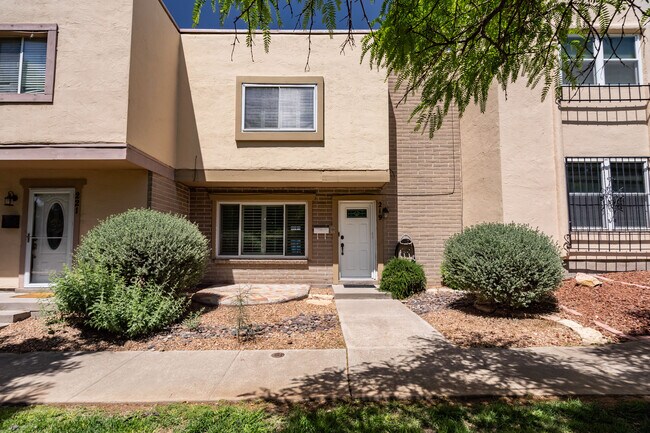Building Photo - 219 Montebello Dr