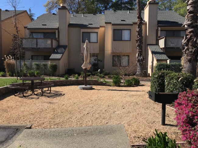 Foto del edificio - 508 Woodside Oaks