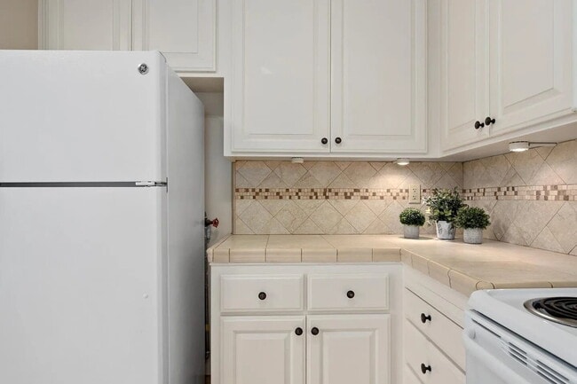 Building Photo - "Charming 3-Bed, 2-Bath Oasis in Capitola's Prime Park Ave Location"