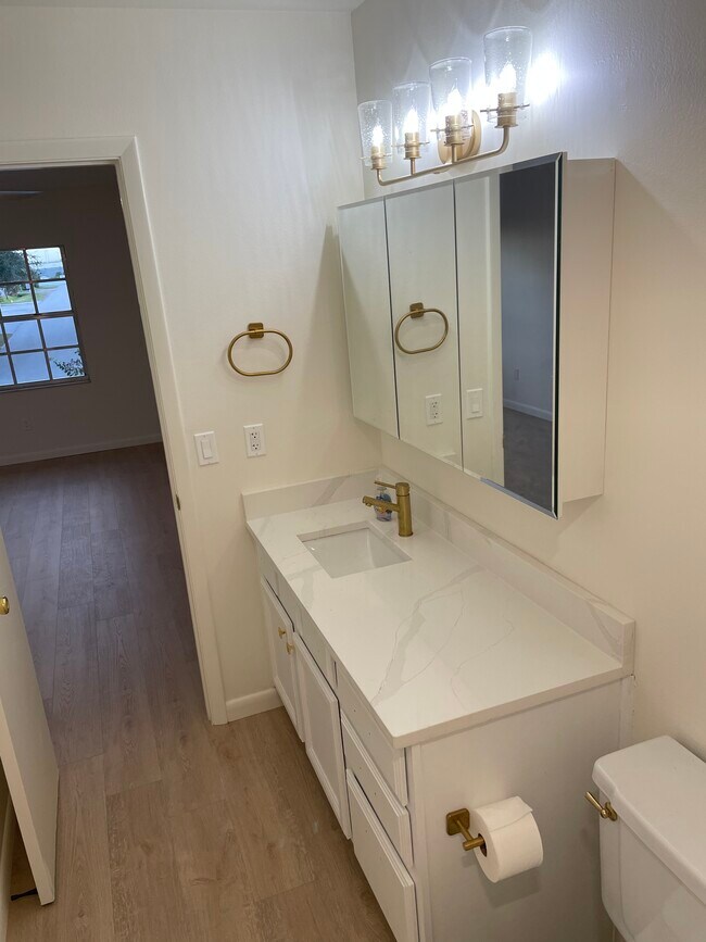 Master Bathroom - 4511 S Oak Dr
