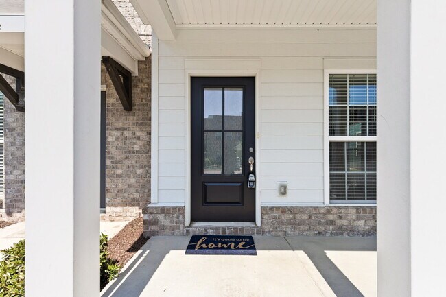 Foto del edificio - Luxury End-Unit Townhome Near 386 & Long Hollow Pike | Designer Finishes, Prime Location & Mainte...