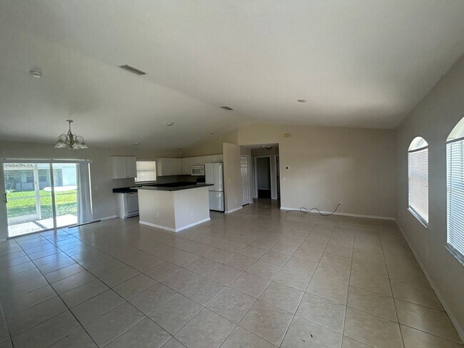 Foto del edificio - 3 bedroom 2 bathroom single family home
