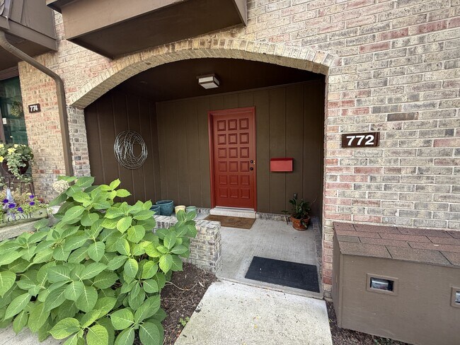 Building Photo - 772 Greenhills Dr