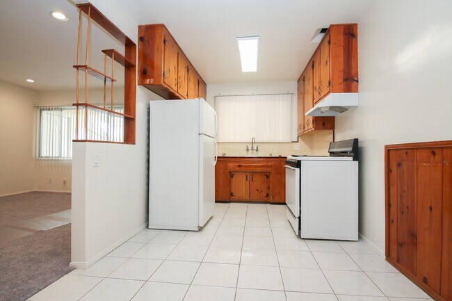 Building Photo - 11033 Fruitland Dr
