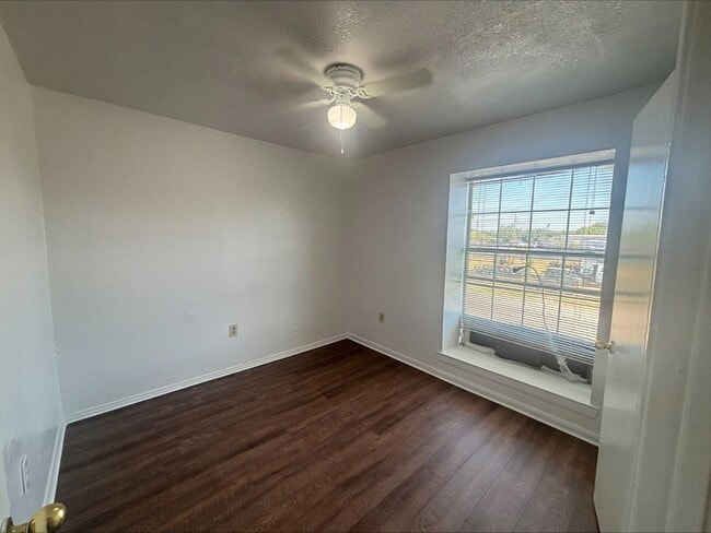 Foto del edificio - 612 Luxton St