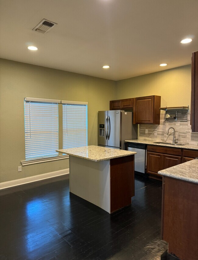 Foto del edificio - 200 Blanco Rd