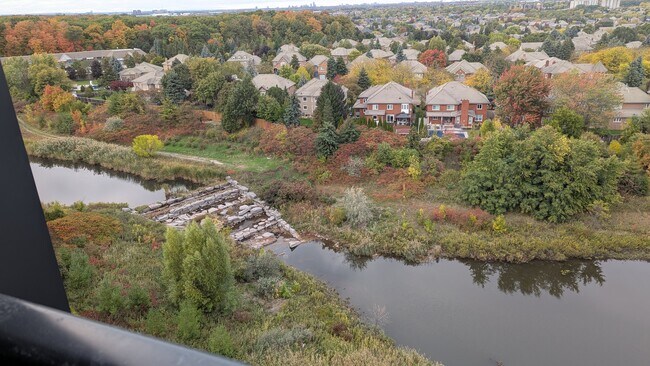 Photo du bâtiment - 2495 Eglinton Av W