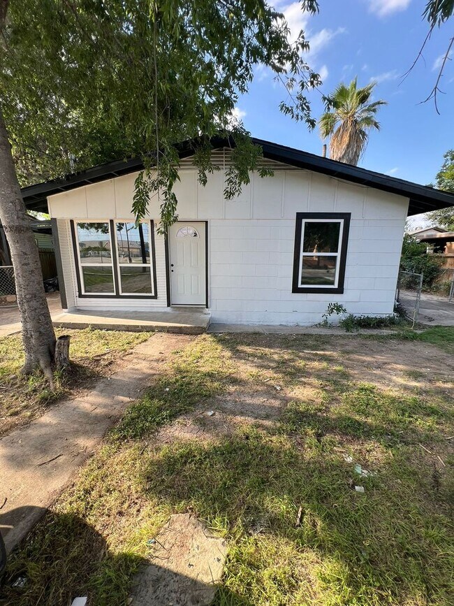 Foto del edificio - Charming 3-Bed Home with Great Transit, Sc...