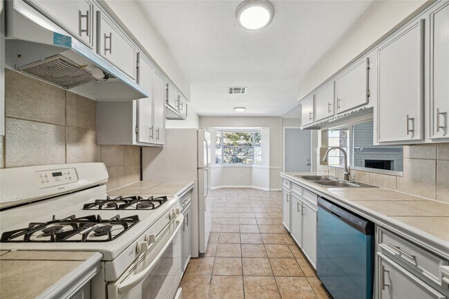 Foto del edificio - 13746 Drakewood Dr