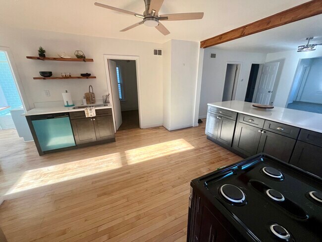 Foto del edificio - 439-441 E Dover St