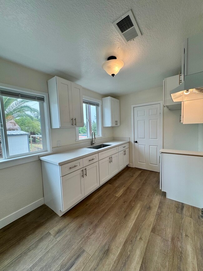 Building Photo - 1402 Prospect Dr