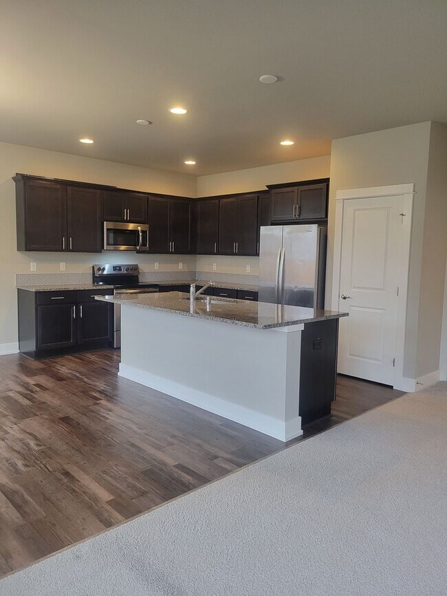 Foto del edificio - Beautiful 3 bd 3 bath newer home