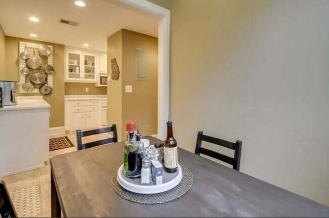 Foto del edificio - Gorgeous condo located in Summerville Clos...