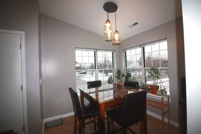 Building Photo - 715 W Happfield Dr