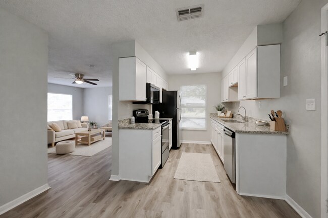 Building Photo - Beautifully Renovated 3 Bed 2 Bath Home with Garage in Tampa, FL