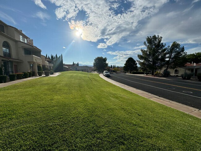 Building Photo - Recently updated condo with gym, pool, and...