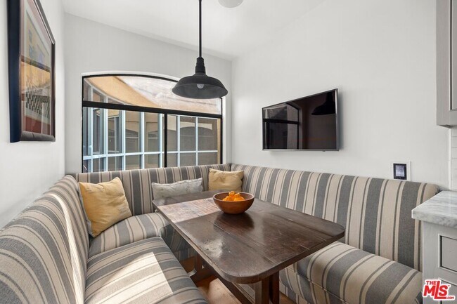 Foto del edificio - 410 S Barrington Ave