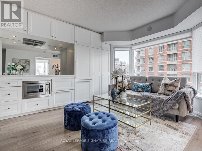 Photo du bâtiment - 155-1155 Yorkville Ave