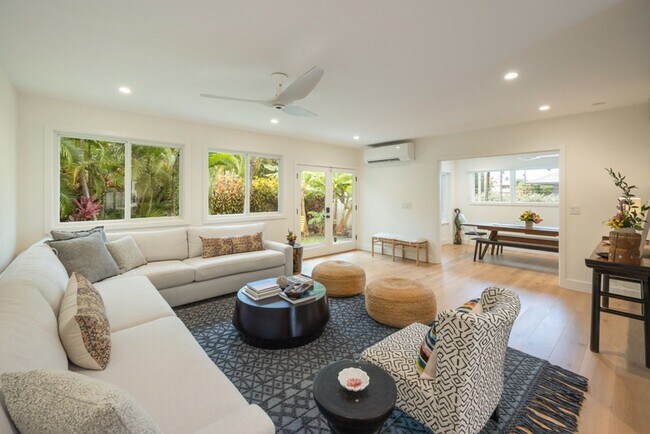 Foto del edificio - Majestic Retreat: Close to Beach, Designer Details, Expansive Rear Deck Views