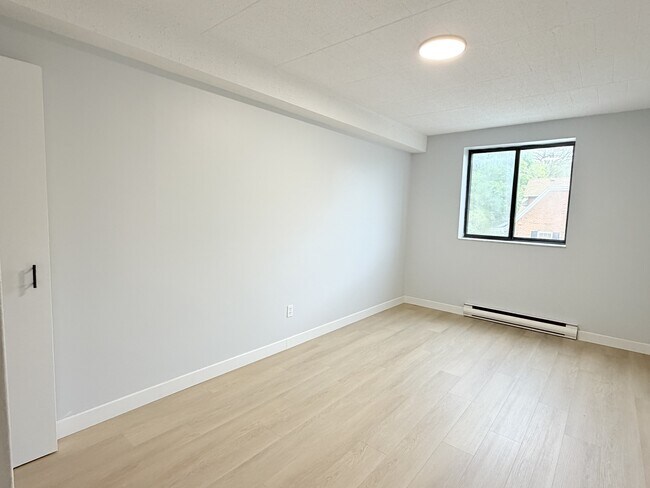 Photo du bâtiment - 360 Tecumseh Rd W