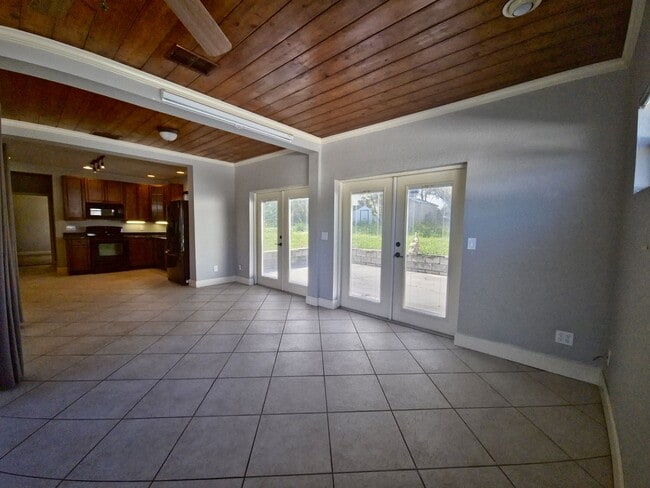Building Photo - Glimpse Lake Minneola from the heart of do...