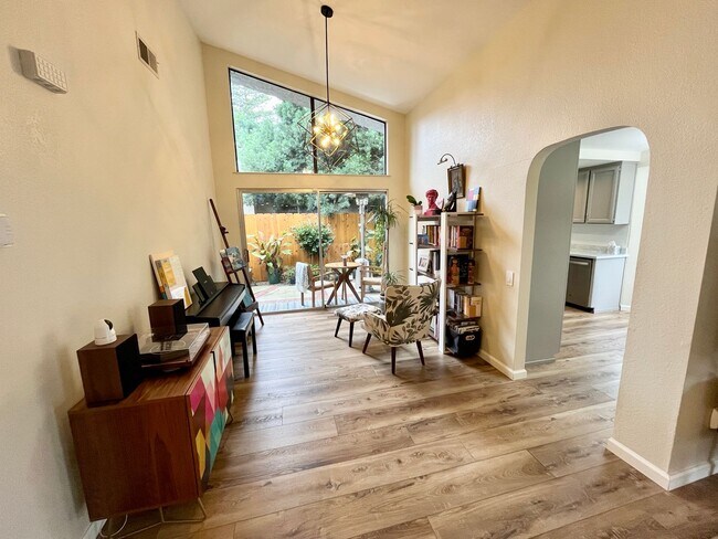 Foto del edificio - Beautiful 2 Bedroom Home Located in Sacram...