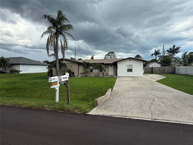 Building Photo - 1025 Falcon Rd