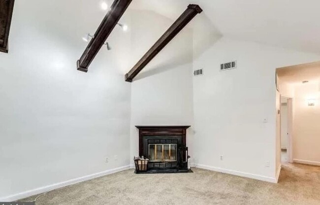 Building Photo - 2107 N Taft St