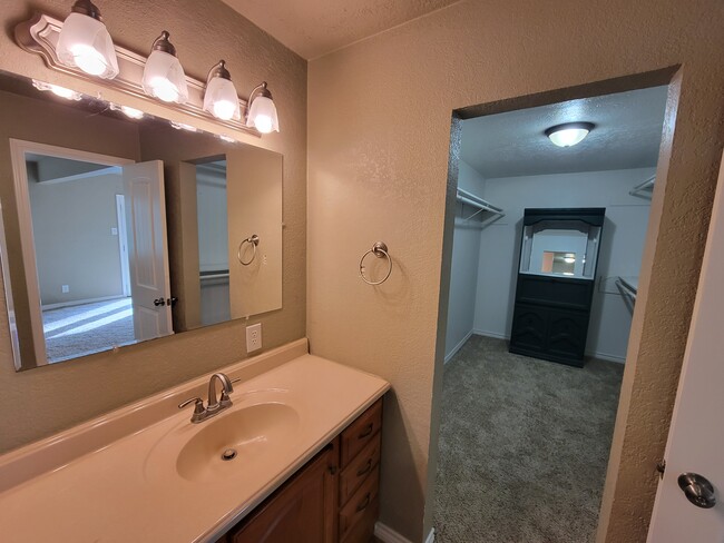 Foto del edificio - 2403 W College Ln