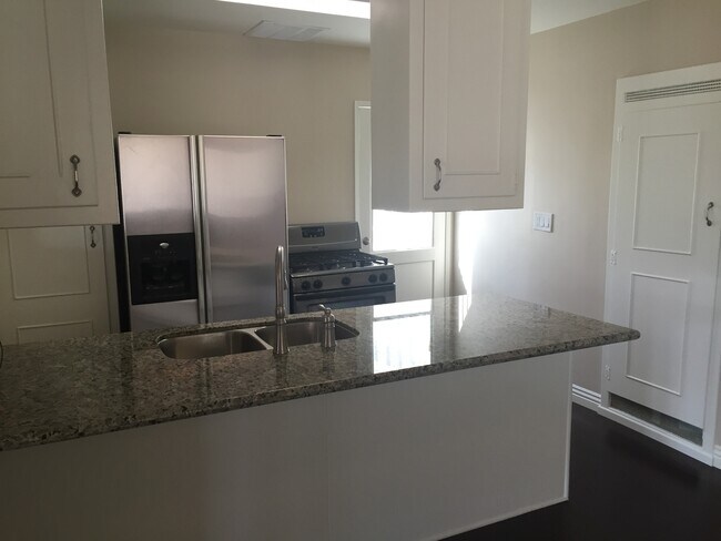 Building Photo - 3BD/2BA HOUSE - 848 E.YALE St.