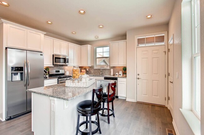 Building Photo - End Unit Townhome in Northgate!