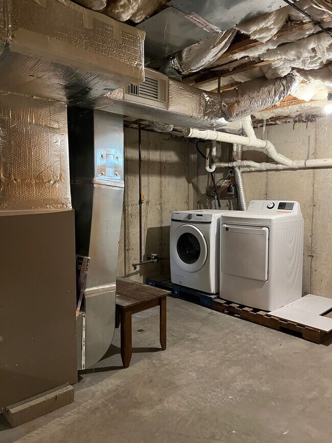 Foto del edificio - Completely renovated 2 bedroom, one and a half bath cottage style apartment. $2,300 per month plu...