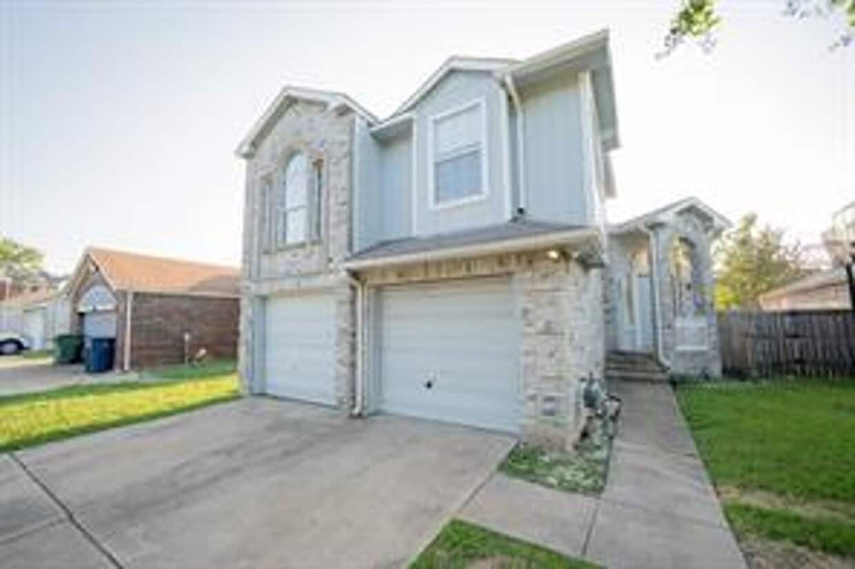 Foto principal - View this large 2 story home for a great price!