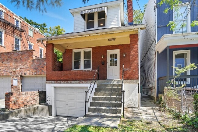 Building Photo - 3 Bedroom House Available in Clifton Near ...