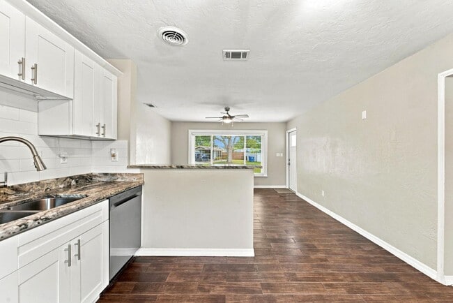 Photo - 7235 Orpine Dr N House