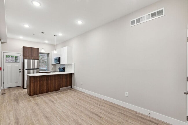 Building Photo - 1333 E Snyder Ave