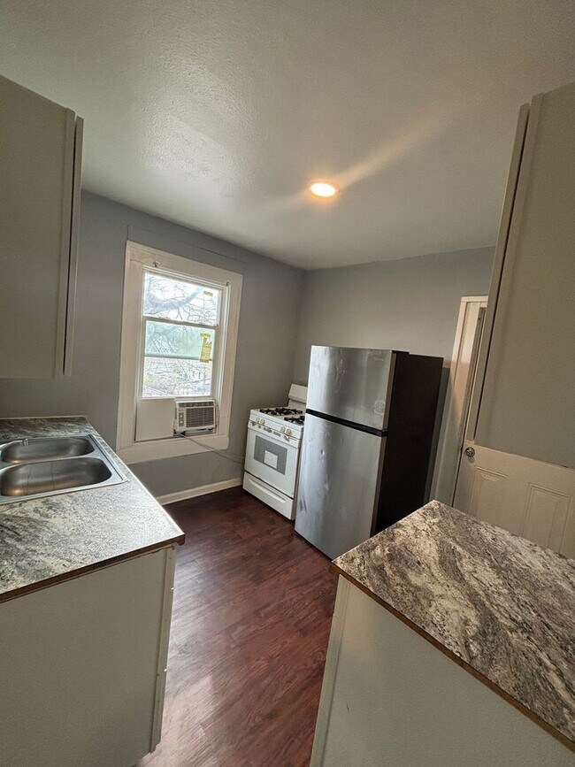Building Photo - 3 Bedroom Unit in Highland!