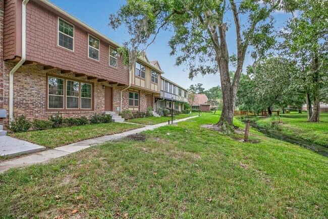 Building Photo - 8207 Kensington Square