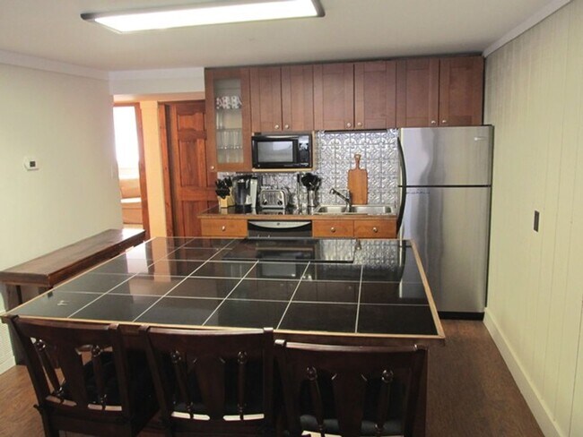 Building Photo - Fully Furnished Downtown Condo - Perfect L...
