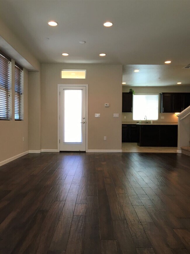 Building Photo - Stunning 4 Bedroom 3.5 Bath Single Family ...