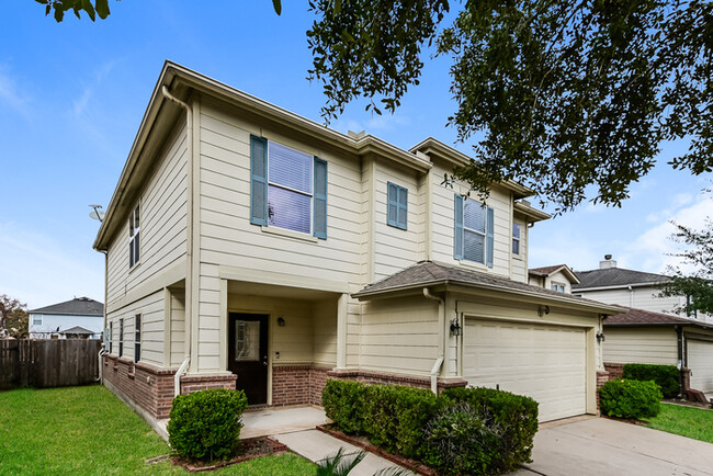 Building Photo - Spacious 3-Bedroom