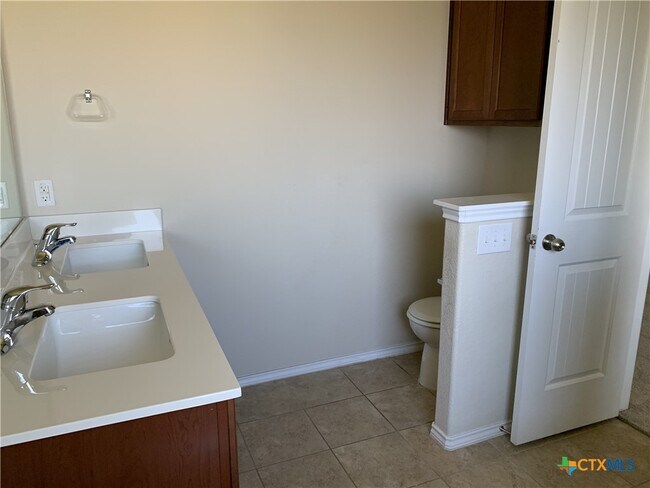 Foto del edificio - 5331 Dauphin Dr