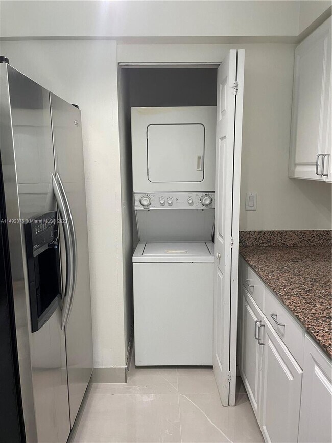 Building Photo - 1155 Brickell Bay Dr