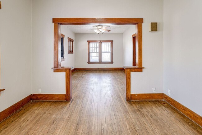 Foto del edificio - Charming 2 Bed Home | Hardwood Floors | Huge Basement | Small Dog Friendly