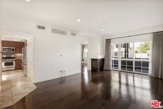 Building Photo - 851 N San Vicente Blvd