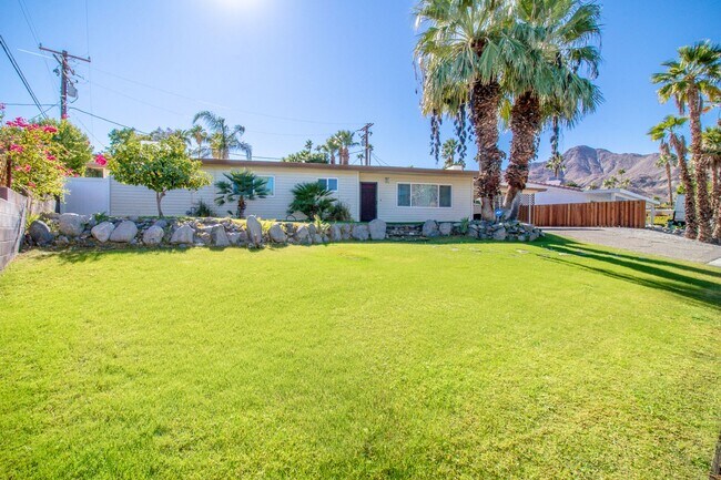 Building Photo - Beautiful 3 Bed / 2 Bath Cathedral City Ho...