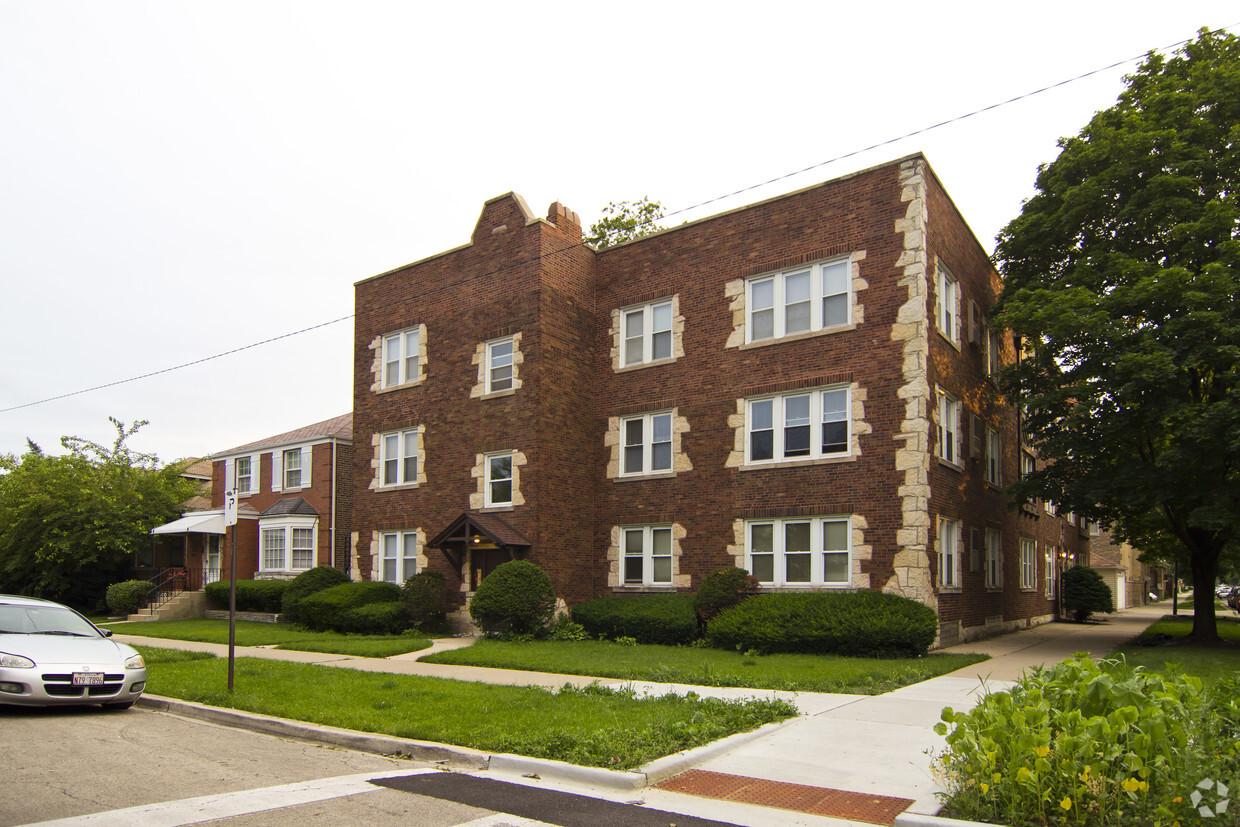 Foto principal - 5907-5909 W Barry Ave